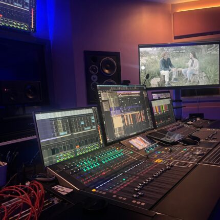 Sesión de mezcla de la banda sonora del documental Cierzo y Sed en el estudio de Lorenzo Cortés
