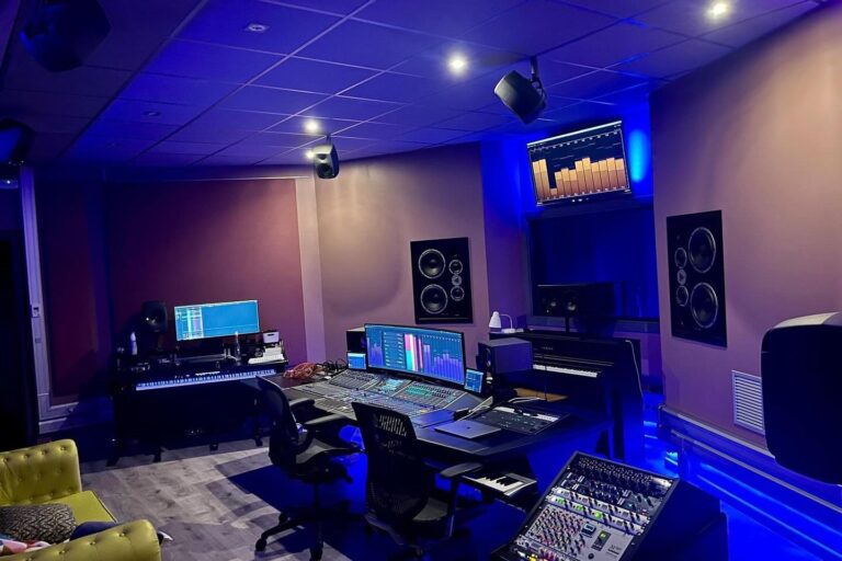 Estudio de grabación con Yamaha Nuage y monitorización Atmos