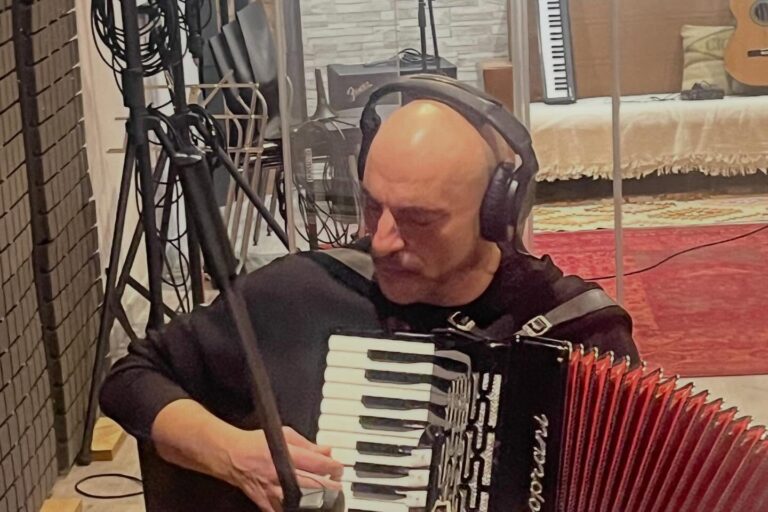 Grabación de acordeón en el estudio de Ejea