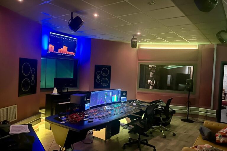Superficie de control Yamaha Nuage y monitores Dolby Atmos
