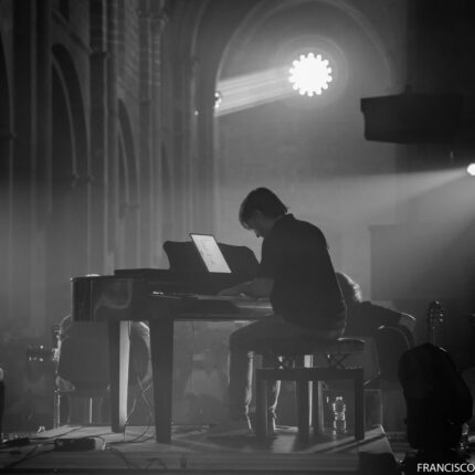 Lorenzo Cortés al piano durante el concierto de Tako en el Monasterio de Veruela