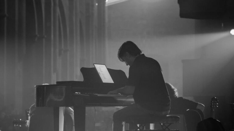 Lorenzo Cortés al piano durante el concierto de Tako en el Monasterio de Veruela