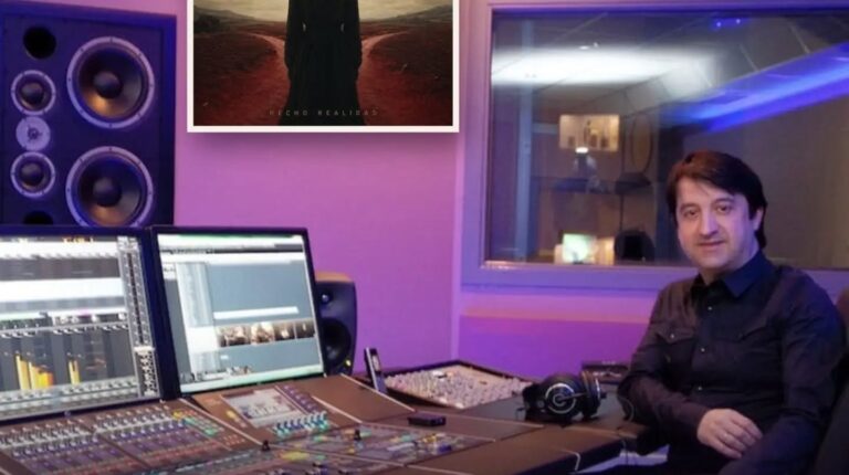 Lorenzo Cortés en la sala de control de su estudio con la portada del EP «Hecho realidad» de La Última Bala
